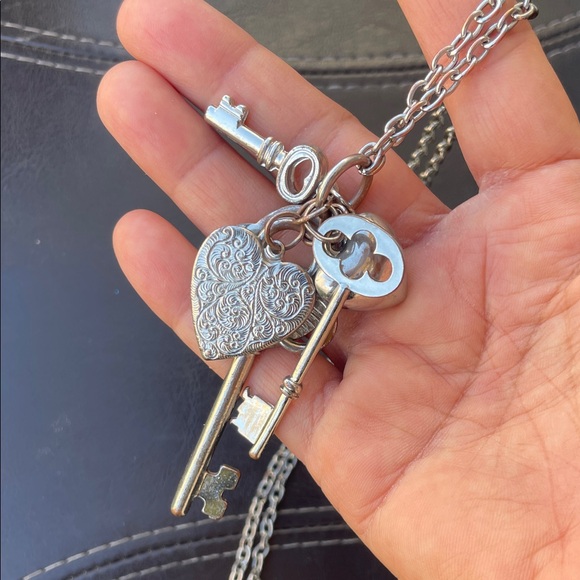 Silver Skeleton Key and Heart Pendant LONG Necklace preloved Y2K - Picture 6 of 6